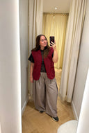 harry-teddy-mouwloos-vest-dark-red-donkerrood-yoko-wool-spiegelfoto-vooraanzicht-1