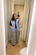 harry-teddy-mouwloos-vest-light-blue-lichtblauw-yoko-wool-spiegelfoto-vooraanzicht-1