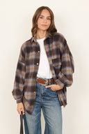 holly-geruite-hemd-blouse-bruin-sweet-like-you-modelfoto-vooraanzicht-1