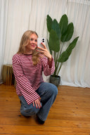 lia-gestreepte-lange-mouwen-t-shirt-burgundy-light-pink-bordeaux-lichtroze-sweet-like-you-spiegelfoto-vooraanzicht-2