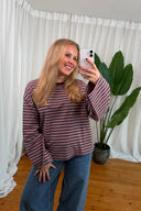 lia-gestreepte-lange-mouwen-t-shirt-grey-light-pink-grijs-lichtroze-sweet-like-you-spiegelfoto-vooraanzicht-1