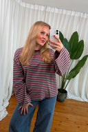lia-gestreepte-lange-mouwen-t-shirt-grey-light-pink-grijs-lichtroze-sweet-like-you-spiegelfoto-vooraanzicht-3