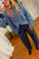 lia-gestreepte-lange-mouwen-t-shirt-sky-blue-navy-hemelsblauw-donkerblauw-sweet-like-you-spiegelfoto-vooraanzicht-2