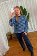 lia-gestreepte-lange-mouwen-t-shirt-sky-blue-navy-hemelsblauw-donkerblauw-sweet-like-you-spiegelfoto-vooraanzicht-4