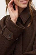 tary-korte-mantel-jas-java-donkerbruin-mbym-modelfoto-close-up-1