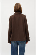 tary-korte-mantel-jas-java-donkerbruin-mbym-modelfoto-achteraanzicht-2
