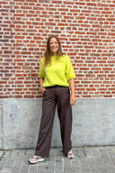 gennie-broek-mbym-coffee-brown-model-vooraanzicht-4