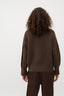 Gillian-gebreide-trui-java-mbym-model-achteraanzicht-1