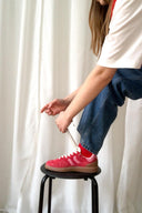 goal-red-love-sneakers-coolway-model-zijaanzicht-2