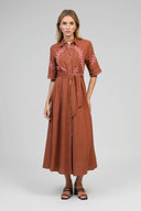 osmina-caramel-hemd-jurk-adore-paris-modelfoto-vooraanzicht-1