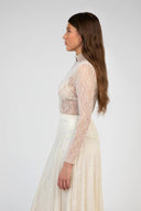 alibany-kanten-top-creme-ange-modelfoto-zijaanzicht-1