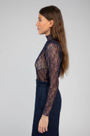 alibany-kanten-top-navy-ange-modelfoto-zijaanzicht-1