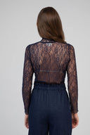 alibany-kanten-top-navy-ange-modelfoto-achteraanzicht-1