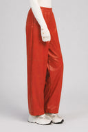 paskalina-nepleren-broek-red-ange-modelfoto-zijaanzicht-1