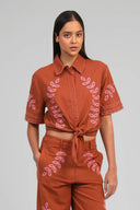 silona-knoop-hemd-blouse-caramel-an'ge-modelfoto-vooraanzicht-1