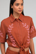 silona-knoop-hemd-blouse-caramel-an'ge-modelfoto-vooraanzicht-2