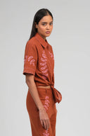 silona-knoop-hemd-blouse-caramel-an'ge-modelfoto-zijaanzicht-1