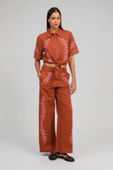 silona-knoop-hemd-blouse-caramel-an'ge-modelfoto-vooraanzicht-3