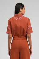silona-knoop-hemd-blouse-caramel-an'ge-modelfoto-achteraanzicht-1