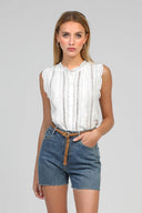 suzaya-broderie-blouse-white-an'ge-modelfoto-vooraanzicht-1