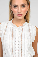 suzaya-broderie-blouse-white-an'ge-modelfoto-close-up-1