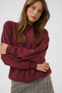 annemarie-batwing-gebreide-trui-chocolate-truffle-bordeaux-culture-modelfoto-vooraanzicht-1