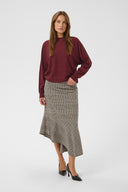 annemarie-batwing-gebreide-trui-chocolate-truffle-bordeaux-culture-modelfoto-vooraanzicht-2