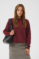 annemarie-batwing-gebreide-trui-chocolate-truffle-bordeaux-culture-modelfoto-vooraanzicht-3