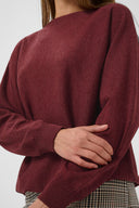 annemarie-batwing-gebreide-trui-chocolate-truffle-bordeaux-culture-modelfoto-detail-1