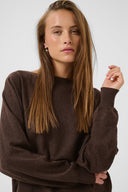 annemarie-batwing-gebreide-trui-coffee-bean-melange-donkerbruin-culture-modelfoto-vooraanzicht-1