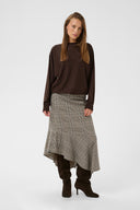 annemarie-batwing-gebreide-trui-coffee-bean-melange-donkerbruin-culture-modelfoto-vooraanzicht-2