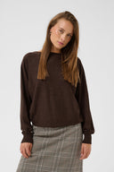 annemarie-batwing-gebreide-trui-coffee-bean-melange-donkerbruin-culture-modelfoto-vooraanzicht-3