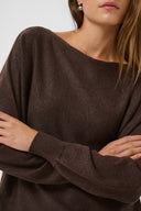 annemarie-batwing-gebreide-trui-coffee-bean-melange-donkerbruin-culture-modelfoto-detail-1