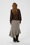 annemarie-batwing-gebreide-trui-coffee-bean-melange-donkerbruin-culture-modelfoto-achteraanzicht-1