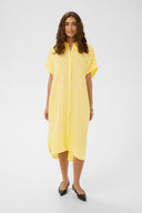 Elina-kaftan-jurk-lemon-meringue-salute-culture-modelfoto-vooraanzicht-1