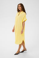Elina-kaftan-jurk-lemon-meringue-salute-culture-modelfoto-zijaanzicht-1