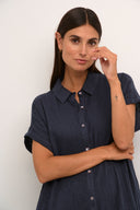 Elina-kaftan-jurk-lemon-meringue-salute-culture-modelfoto-close-up-2