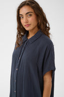 Elina-kaftan-jurk-lemon-meringue-salute-culture-modelfoto-close-up-3