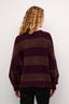 kimmy-gestreepte-gebreide-trui-wine-rosebrown-culture-model-achteraanzicht-1