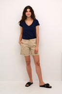 Brita-korte-short-lemon-meringue-dune-spring-gardenia-culture-modelfoto-vooraanzicht-4
