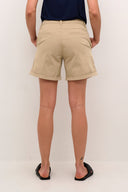 Brita-korte-short-lemon-meringue-dune-spring-gardenia-culture-modelfoto-achteraanzicht-2