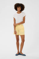 Brita-korte-short-lemon-meringue-dune-spring-gardenia-culture-modelfoto-vooraanzicht-1