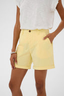 Brita-korte-short-lemon-meringue-dune-spring-gardenia-culture-modelfoto-close-up-1