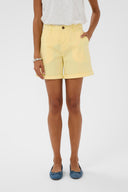 Brita-korte-short-lemon-meringue-dune-spring-gardenia-culture-modelfoto-close-up-2