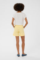Brita-korte-short-lemon-meringue-dune-spring-gardenia-culture-modelfoto-achteraanzicht-1