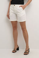 Brita-korte-short-lemon-meringue-dune-spring-gardenia-culture-modelfoto-close-up-3