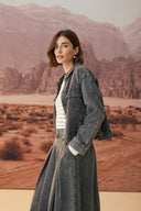 carlina-denim-jeans-jas-dark-gull-gray-wash-model-zijaanzicht-1