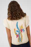 berglind-mouwloos-broderie-vest-culture-whitecap-modelfoto-achteraanzicht-3