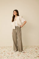 berglind-mouwloos-broderie-vest-culture-whitecap-modelfoto-vooraanzicht-1