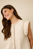 berglind-mouwloos-broderie-vest-culture-whitecap-modelfoto-detail-1